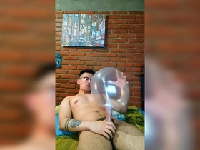 Vergón activo se masturba con globo de condón